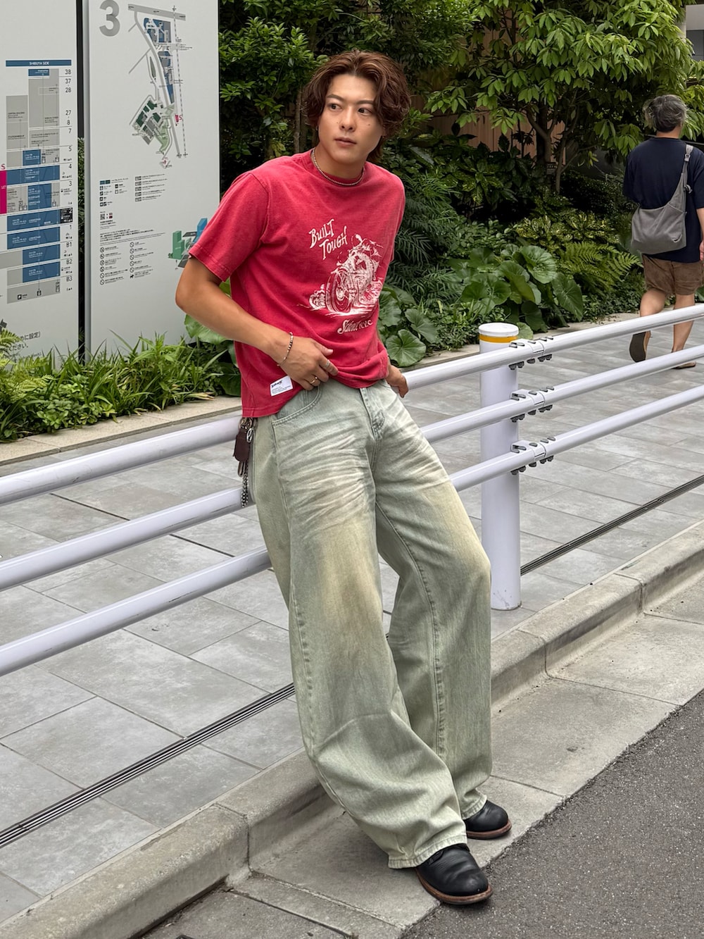 レッド系のTシャツ/カットソー、ブルー系のパンツ、ブラック系のブーツを着用したメンズの夏コーディネートの2枚目の写真