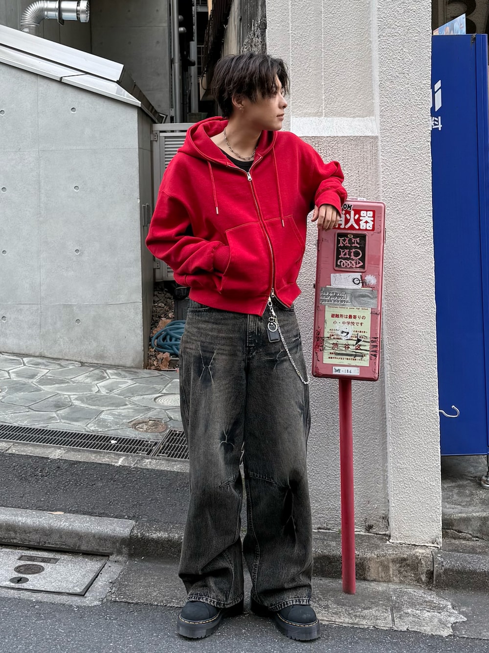 「メンズコーデ、カジュアル、カジュアルコーデ、パーカー、SWAGBIVE、デニム、デニムパンツ、今日のコーデ、メンズファッション、カジュアルスタイル」｜「soerteのHeavy weight double zip-up hoodie /ヘビーウェイトダブルジップフーディー（パーカー、レッド系）」を使った、岡本幸大さん（メンズ・172cm）の冬コーディネートの2枚目の写真
