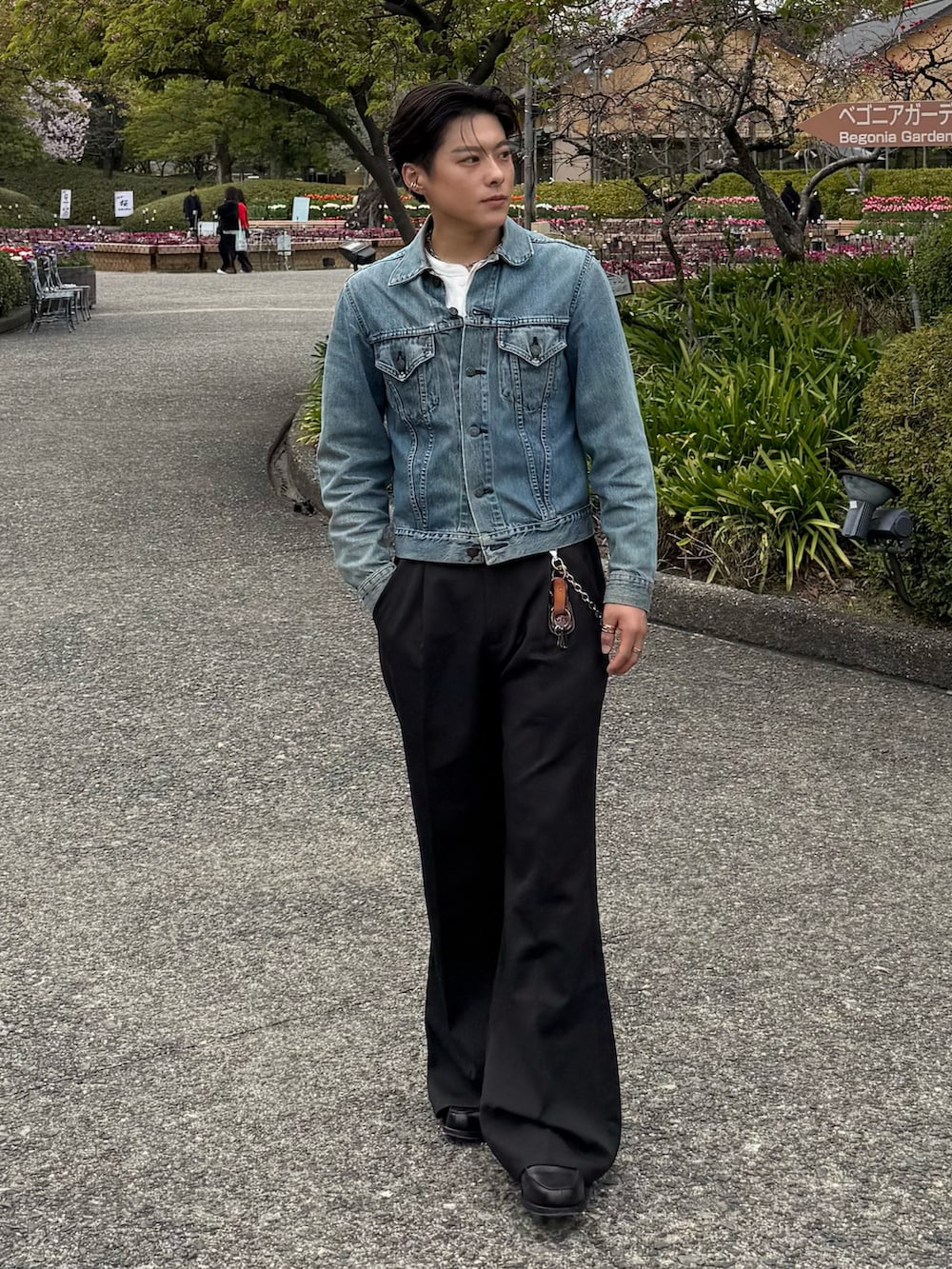 ホワイト系のシャツ/ブラウス、ブルー系のデニムジャケット、ブラウン系のスラックスを着用したメンズの春コーディネートの4枚目の写真