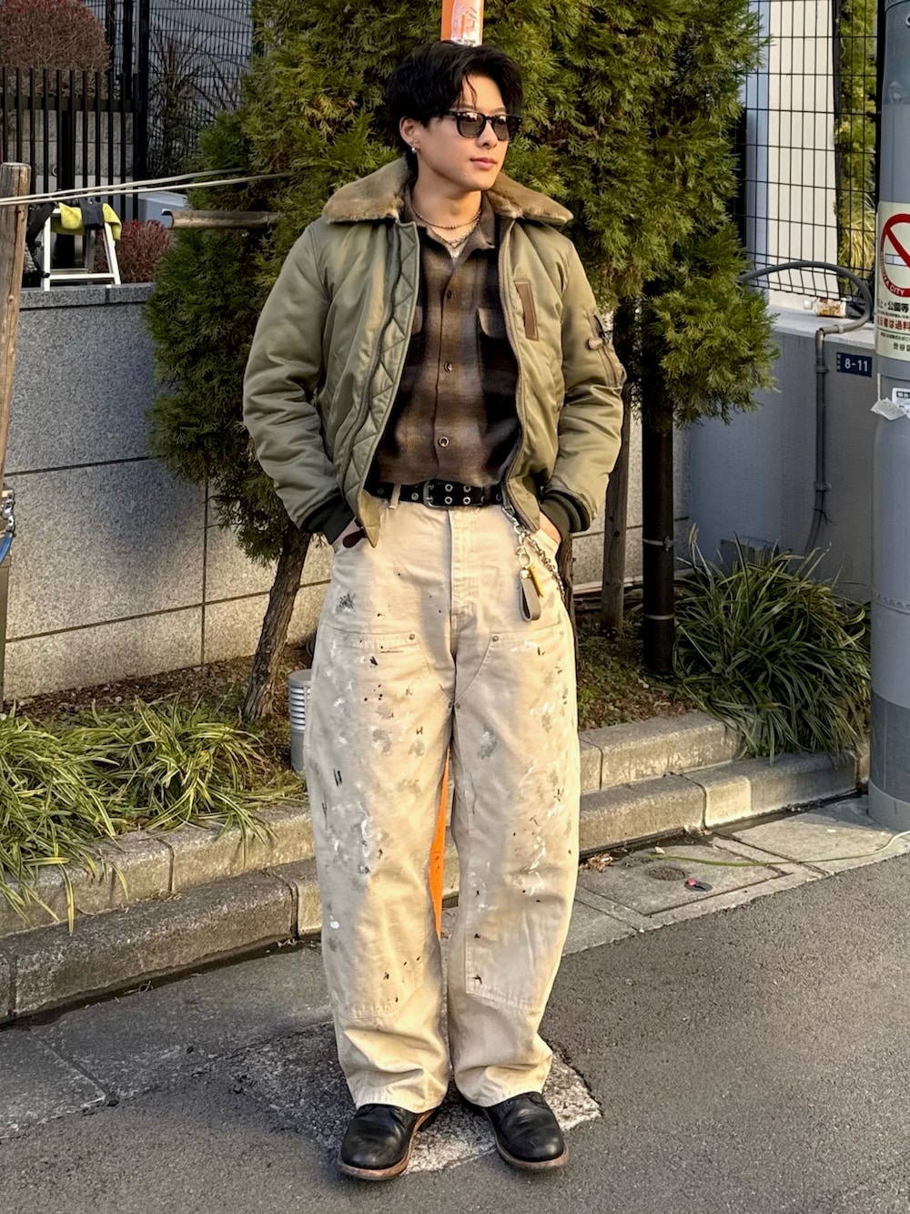 ベージュ系のその他パンツ、ブラウン系のシャツ/ブラウス、グリーン系のミリタリージャケットを着用したメンズの冬コーディネートの3枚目の写真