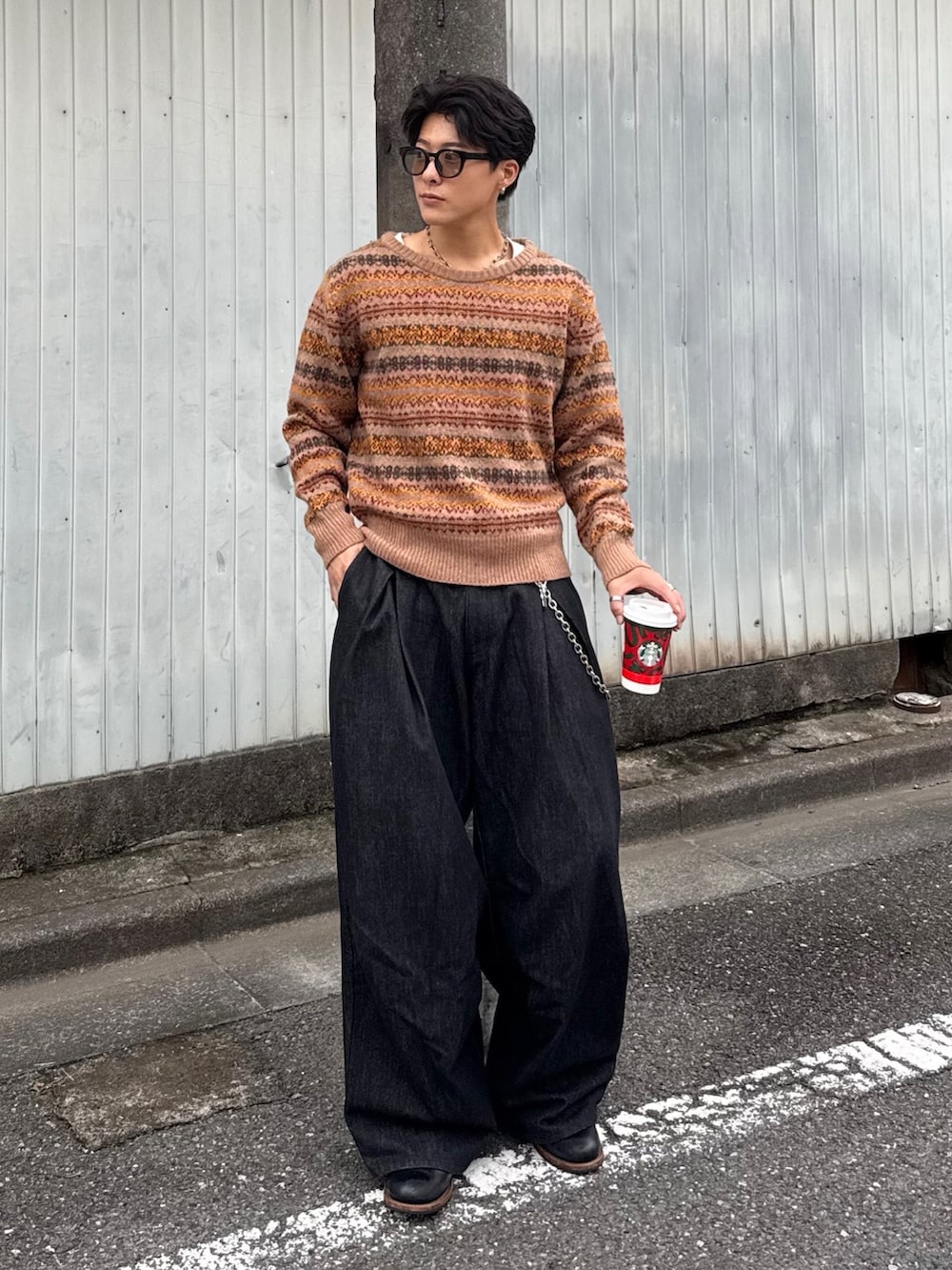 その他のニット/セーター、ブラック系のデニムパンツ、ブラック系のブーツを着用したメンズの秋コーディネートの2枚目の写真