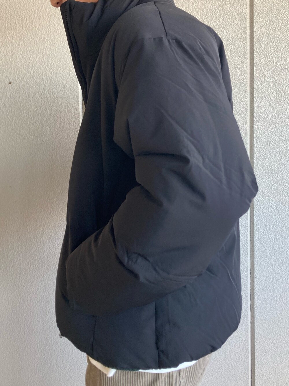 グリーン系のニット/セーターを着用したメンズの冬コーディネートの3枚目の写真