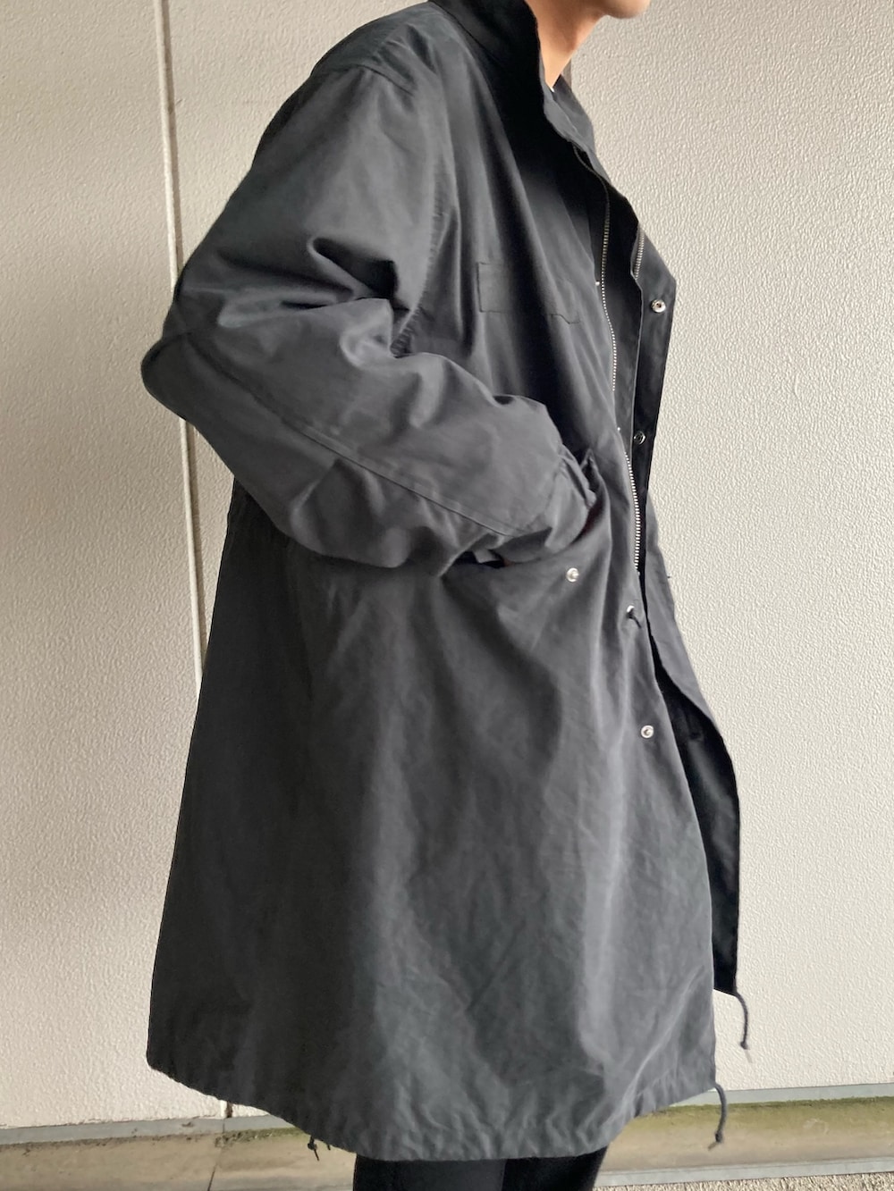 グレー系のモッズコートを着用したメンズの秋コーディネートの5枚目の写真