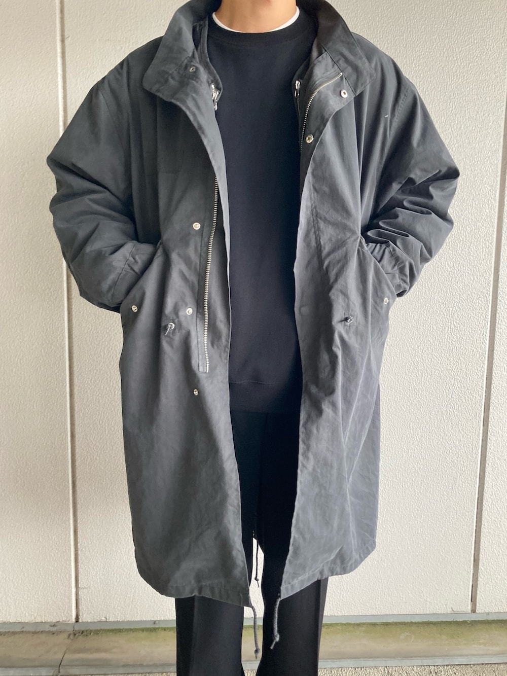 グレー系のモッズコートを着用したメンズの秋コーディネートの2枚目の写真