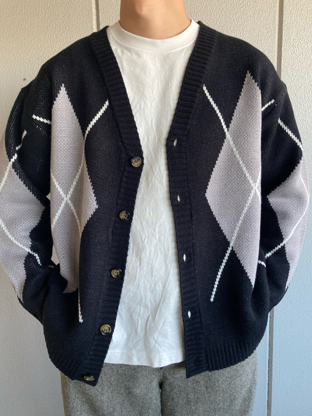 ブラック系のカーディガン/ボレロを着用したメンズの冬コーディネートの2枚目の写真