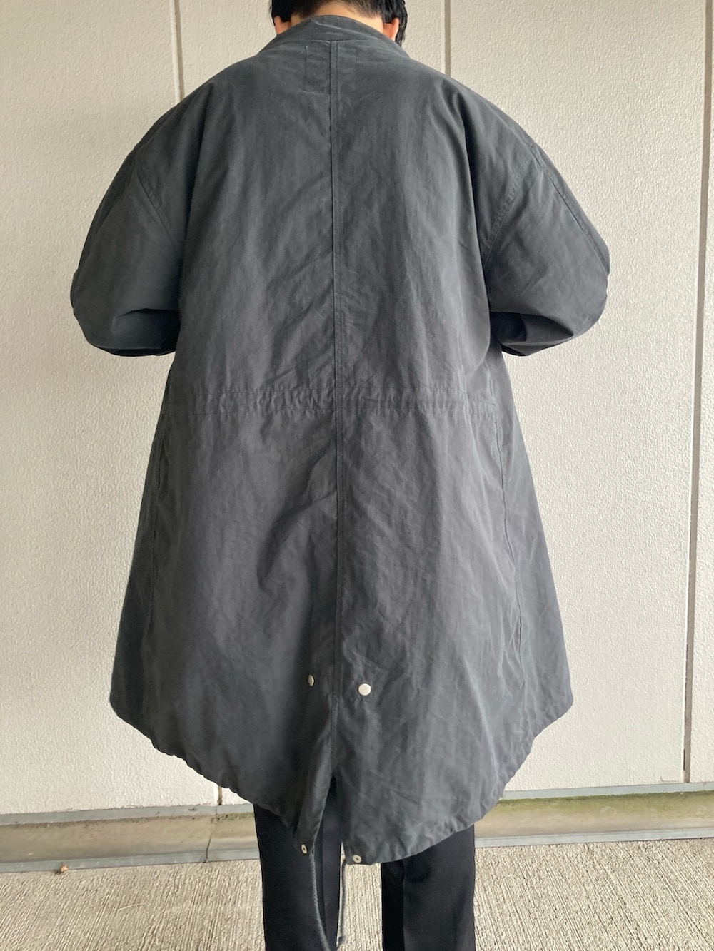 グレー系のモッズコートを着用したメンズの秋コーディネートの4枚目の写真