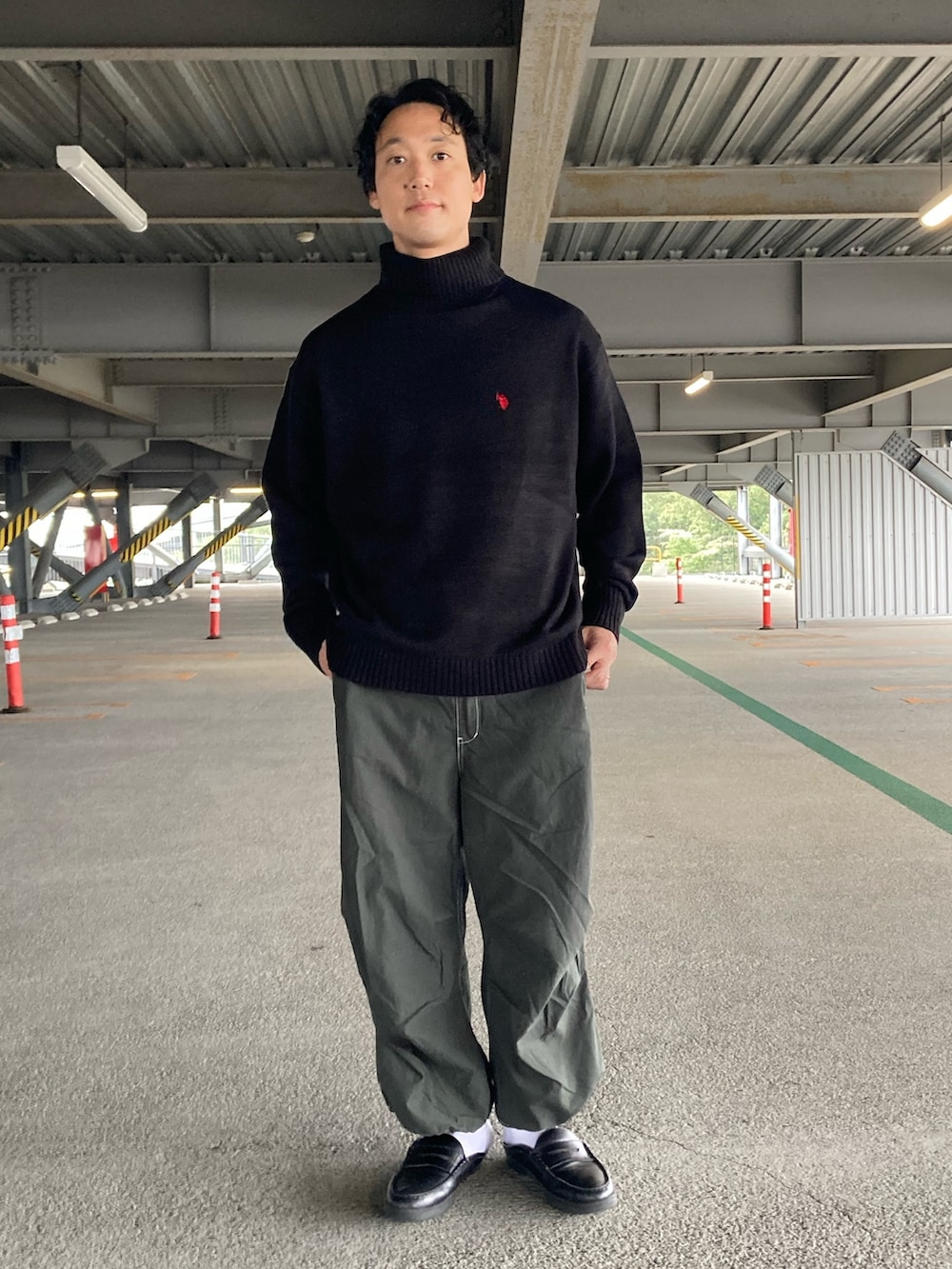 「WEARハロウィン2022、シンプルコーデ、ニット、きれいめカジュアル、レイヤードスタイル、カーゴパンツ、秋冬コーデ、秋のコーデ、シンプルスタイル、お洒落さんと繋がりたい、ブラックコーデ、いいね、save、フォローお願いします🤑、タートルネック、タートルネックニット、ローファー」｜「U.S. POLO ASSN.の1ポイント刺繍タートルネックニットプルオーバー（ニット/セーター、ブラック系）」を使った、SHINJI OMINOさん（メンズ・182cm）の秋コーディネートの2枚目の写真