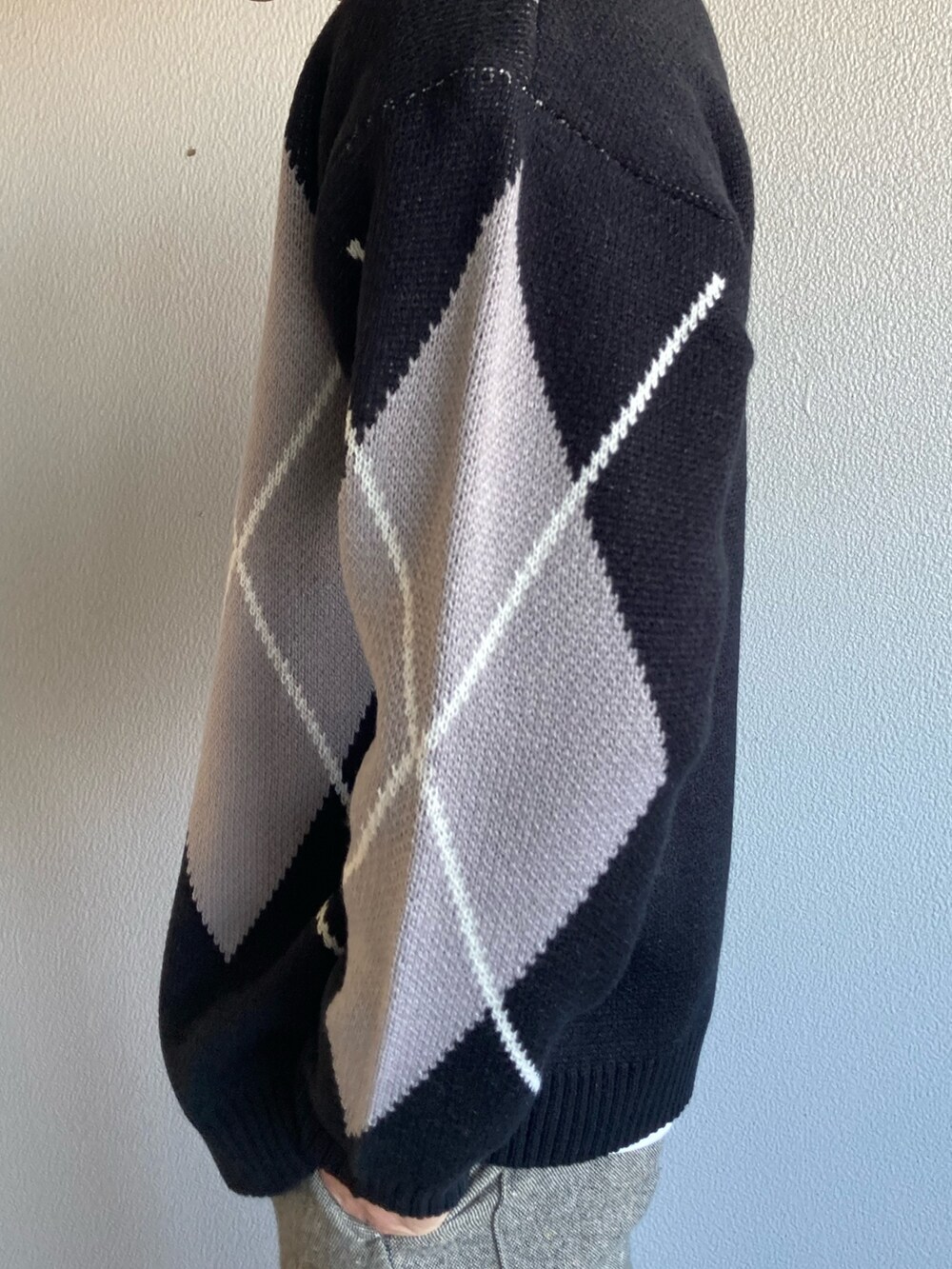 ブラック系のカーディガン/ボレロを着用したメンズの冬コーディネートの3枚目の写真