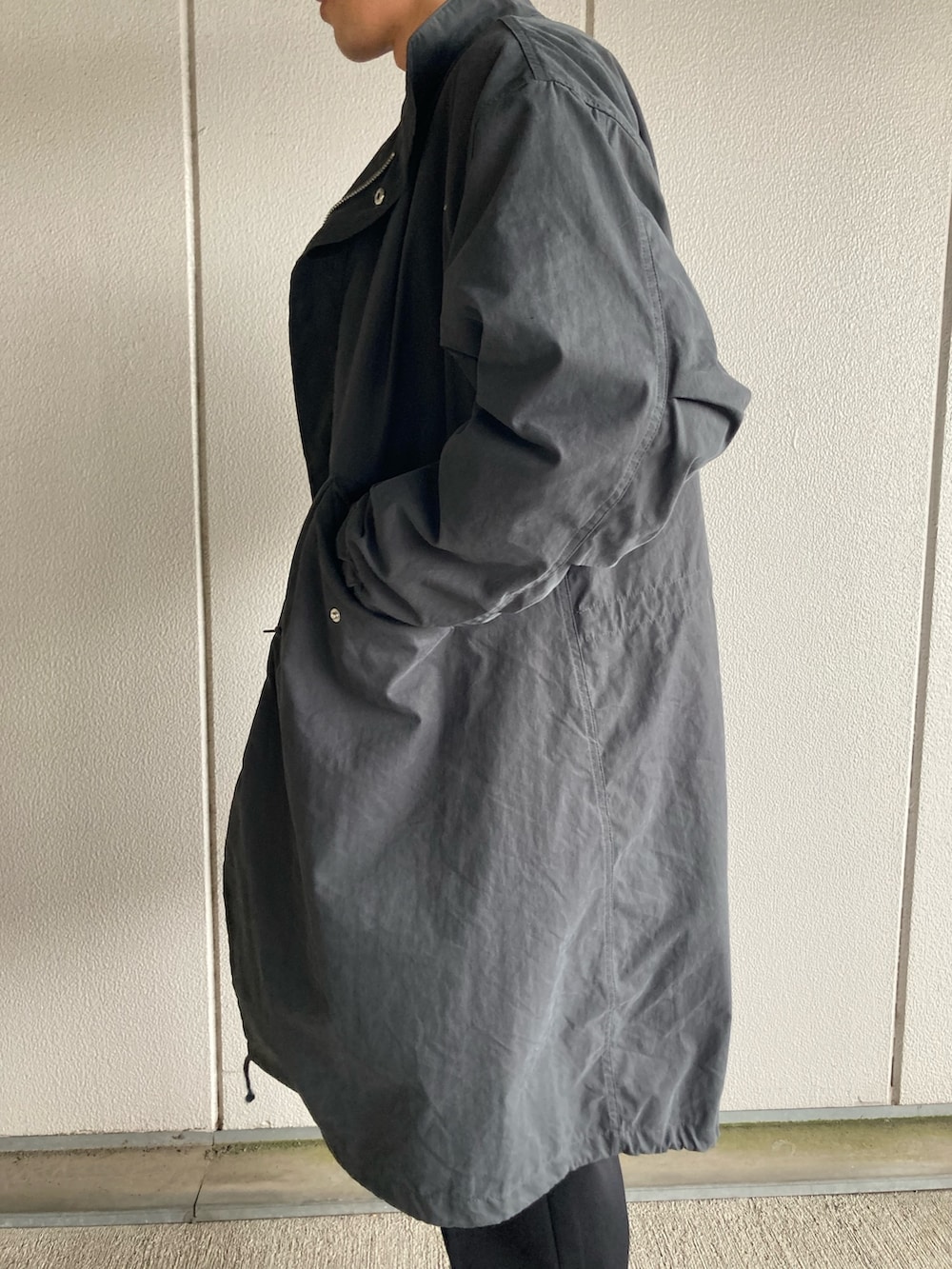 グレー系のモッズコートを着用したメンズの秋コーディネートの3枚目の写真