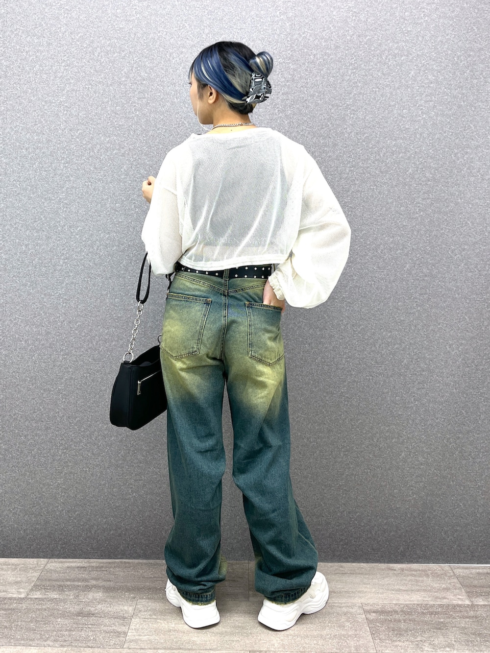 「オトナカジュアル、夏、スニーカー、プチプラ、デニム、お出かけコーデ、メッシュトップス、ショート丈トップス、カーブパンツ、低身長コーデ、骨格ウェーブ」|「WEGOのWEGO/ドロストメッシュロンT(Tシャツ/カットソー、ホワイト系)」を使った、ユウカさん(レディース・150cm)の夏コーディネートの2枚目の写真