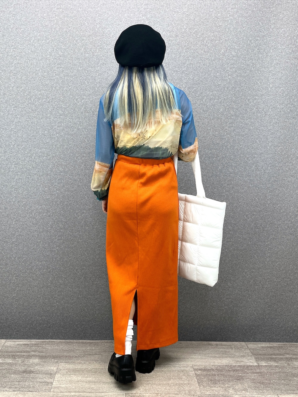 その他のTシャツ/カットソー、ホワイト系のタンクトップ、オレンジ系のスカートを着用したレディースの夏コーディネートの2枚目の写真