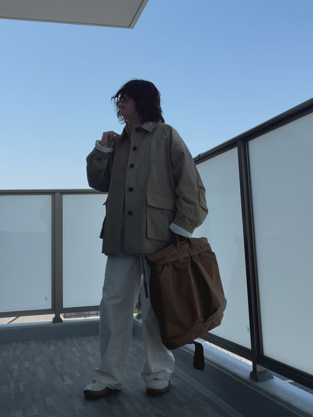 ベージュ系のテーラードジャケット、ピンク系のシャツ/ブラウス、ブラウン系のバッグを着用したレディースの春コーディネートの5枚目の写真