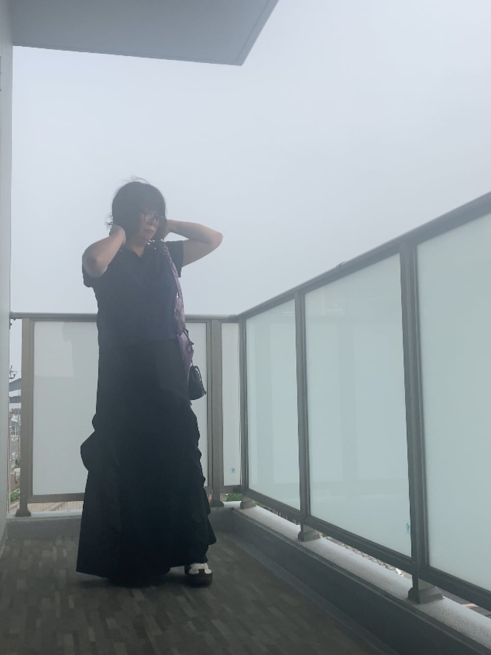 ブラック系のスカート、パープル系のトートバッグ、ブラック系のショルダーバッグを着用したレディースの夏コーディネートの4枚目の写真