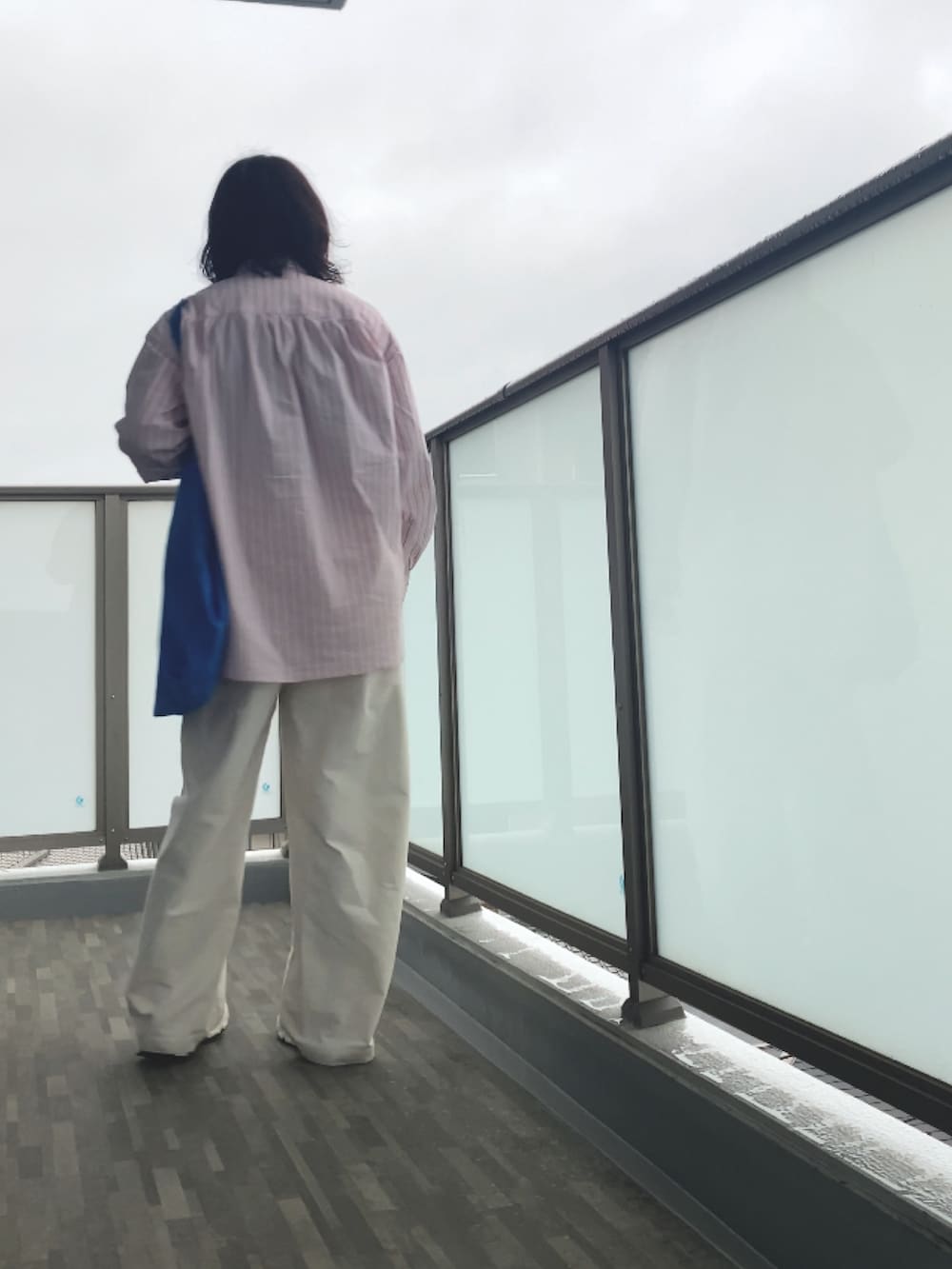 ホワイト系のサンダル、ホワイト系のタンクトップ、ホワイト系のパンツを着用したレディースの春コーディネートの3枚目の写真