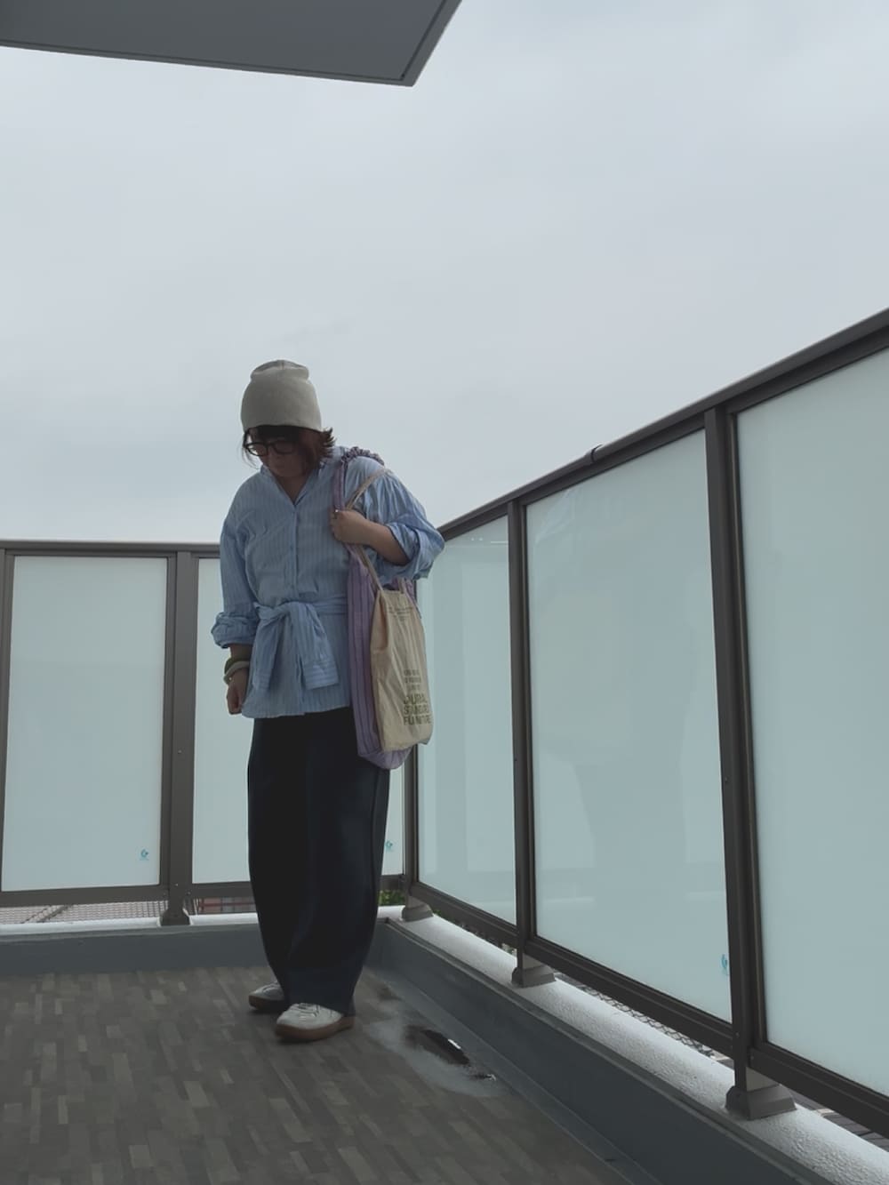 その他のシャツ/ブラウス、グレー系のその他パンツ、ベージュ系のトートバッグを着用したレディースの秋コーディネートの4枚目の写真