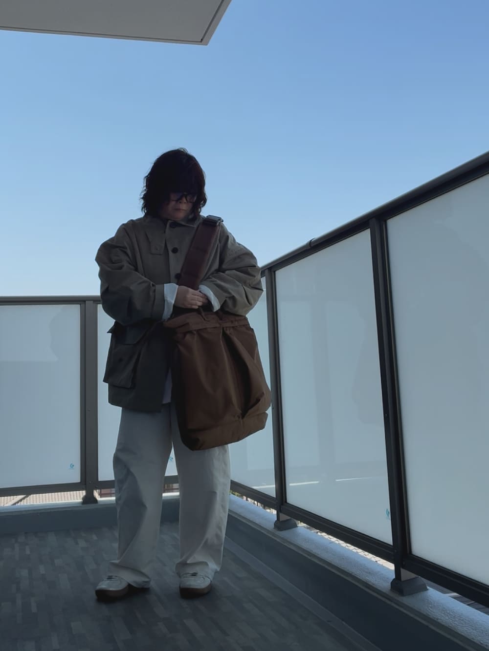 ベージュ系のテーラードジャケット、ピンク系のシャツ/ブラウス、ブラウン系のバッグを着用したレディースの春コーディネートの3枚目の写真