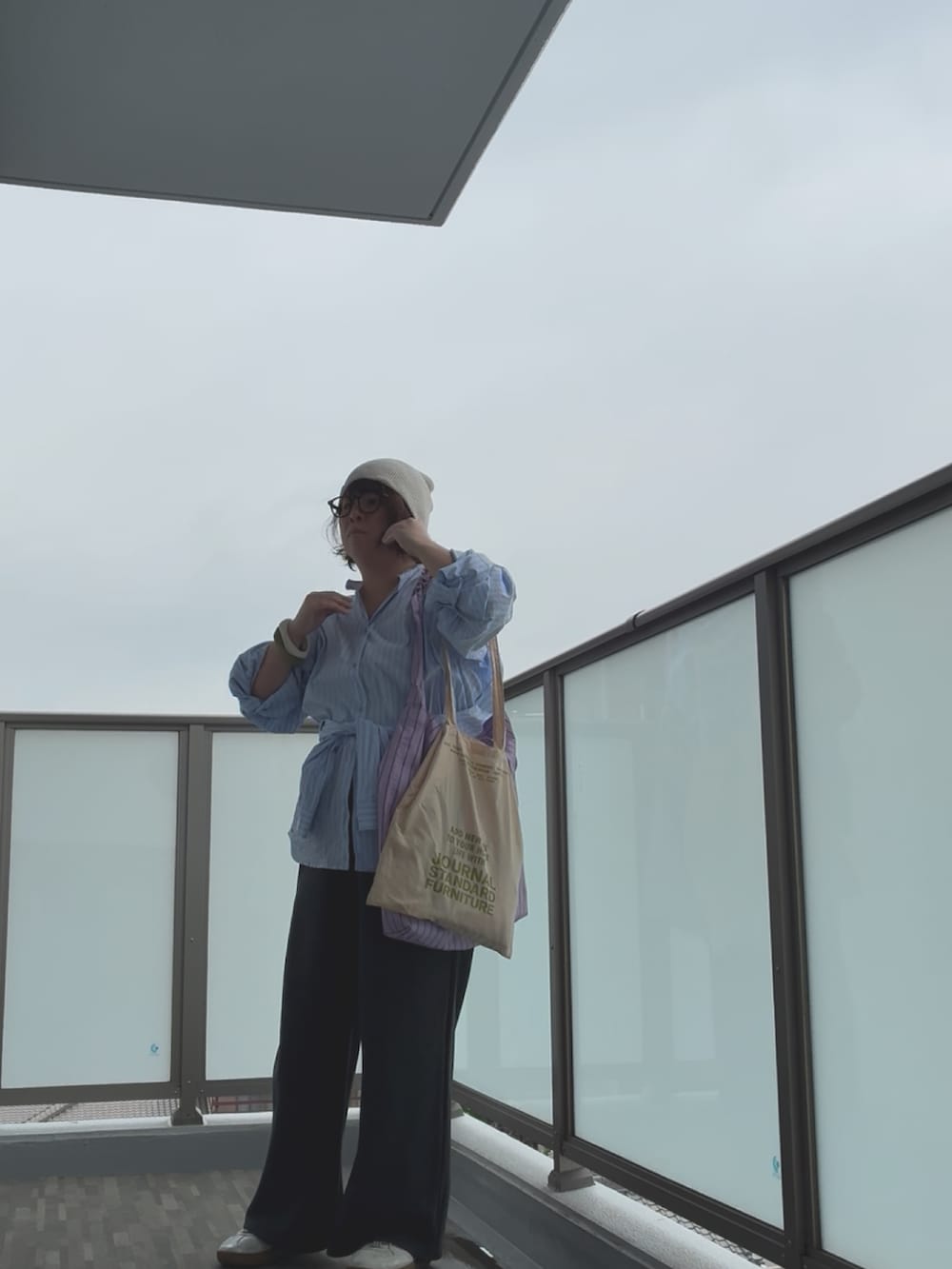 その他のシャツ/ブラウス、グレー系のその他パンツ、ベージュ系のトートバッグを着用したレディースの秋コーディネートの2枚目の写真