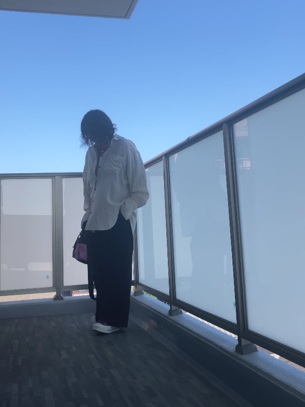 ホワイト系のシャツ/ブラウス、オレンジ系のTシャツ/カットソー、ブラック系のスラックスを着用したレディースの夏コーディネートの2枚目の写真