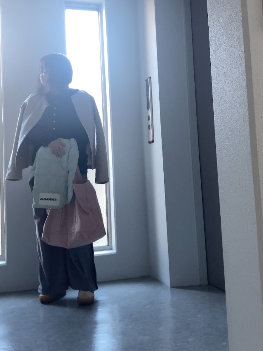 ベージュ系のスニーカー、ブラック系のカーディガン/ボレロ、グレー系のその他パンツを着用したレディースの秋コーディネートの2枚目の写真