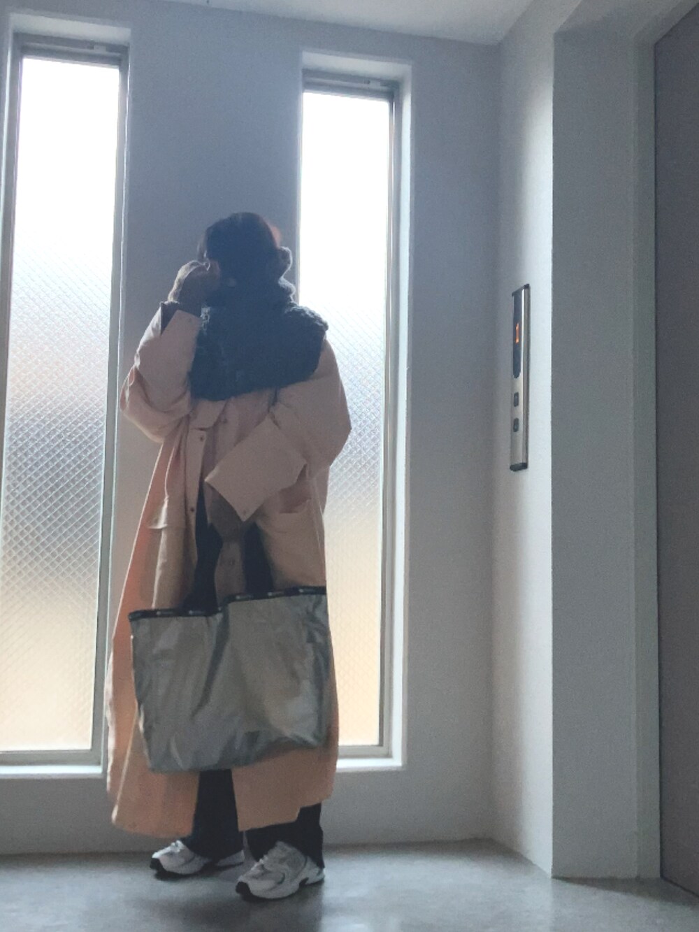 ピンク系のモッズコート、ホワイト系のスニーカー、ホワイト系のスウェットを着用したレディースの冬コーディネートの3枚目の写真