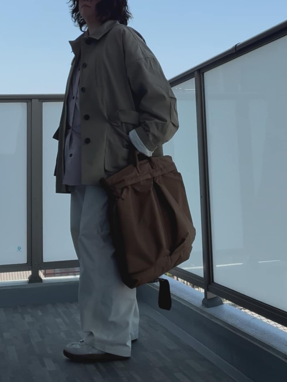 ベージュ系のテーラードジャケット、ピンク系のシャツ/ブラウス、ブラウン系のバッグを着用したレディースの春コーディネートの4枚目の写真