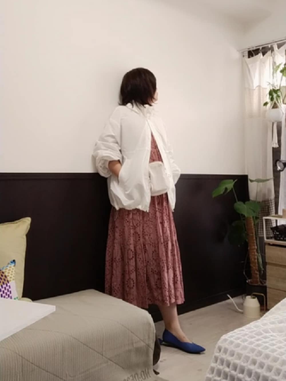 パープル系のワンピース、ホワイト系のショルダーバッグ、ブラック系のパンプスを着用したレディースの春コーディネートの2枚目の写真