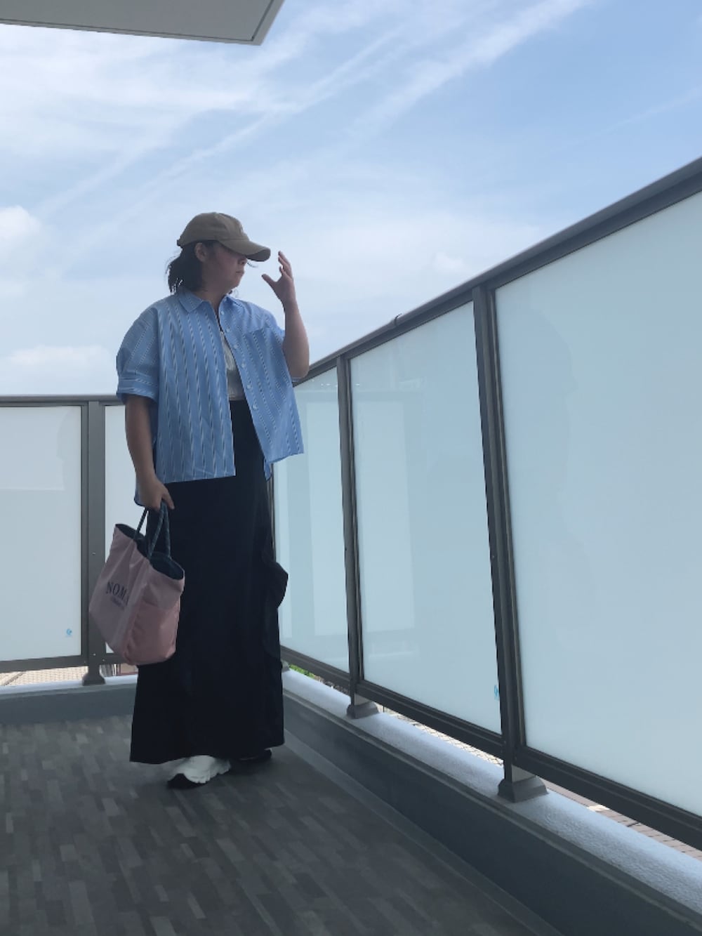 「夏ルックで気分アップ、ビスチェ、ストライプシャツ、フリルスカート、TODAYFUL、アダムエロペ(ADAM ET ROPE')、ADAM ET ROPÉ、サロモン、SALOMON、トートバッグ、NOMADIS、ノマディス、半袖シャツ、フリル、オトナカジュアル」｜「ADAM ET ROPE'の【サステナブル】バウンスカフステントラインシャツ（シャツ/ブラウス、ブルー系）」を使った、はる ◌˳⚛˚⌖さん（レディース・159cm）の夏コーディネートの2枚目の写真
