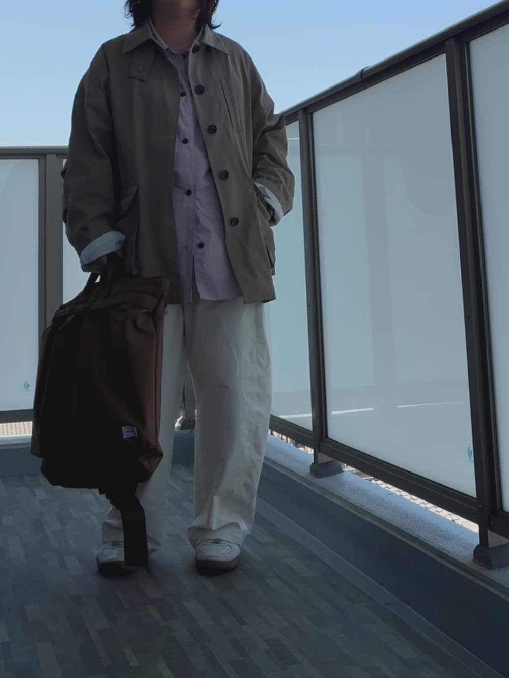 ベージュ系のテーラードジャケット、ピンク系のシャツ/ブラウス、ブラウン系のバッグを着用したレディースの春コーディネートの2枚目の写真