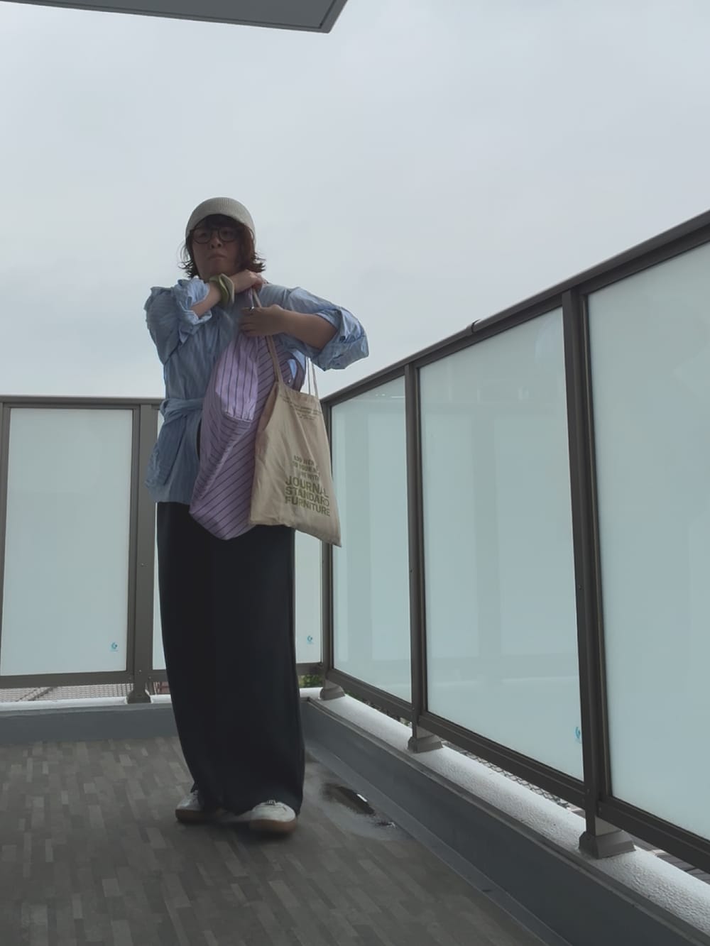 その他のシャツ/ブラウス、グレー系のその他パンツ、ベージュ系のトートバッグを着用したレディースの秋コーディネートの3枚目の写真