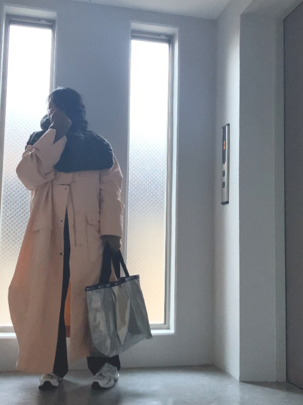 ピンク系のモッズコート、ホワイト系のスニーカー、ホワイト系のスウェットを着用したレディースの冬コーディネートの4枚目の写真