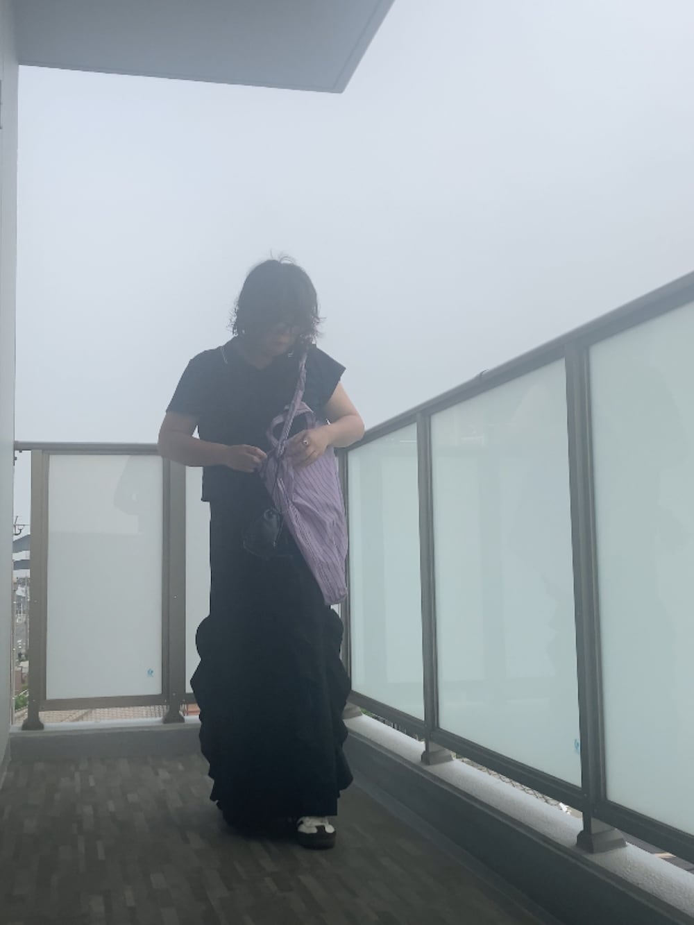 ブラック系のスカート、パープル系のトートバッグ、ブラック系のショルダーバッグを着用したレディースの夏コーディネートの3枚目の写真