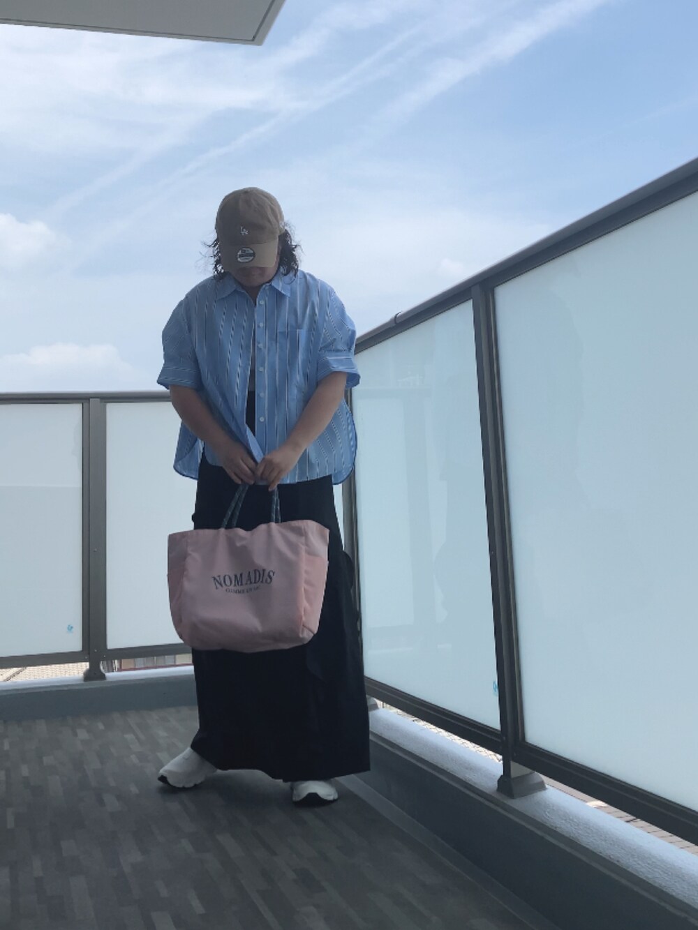 「夏ルックで気分アップ、ビスチェ、ストライプシャツ、フリルスカート、TODAYFUL、アダムエロペ(ADAM ET ROPE')、ADAM ET ROPÉ、サロモン、SALOMON、トートバッグ、NOMADIS、ノマディス、半袖シャツ、フリル、オトナカジュアル」｜「ADAM ET ROPE'の【サステナブル】バウンスカフステントラインシャツ（シャツ/ブラウス、ブルー系）」を使った、はる ◌˳⚛˚⌖さん（レディース・159cm）の夏コーディネートの4枚目の写真