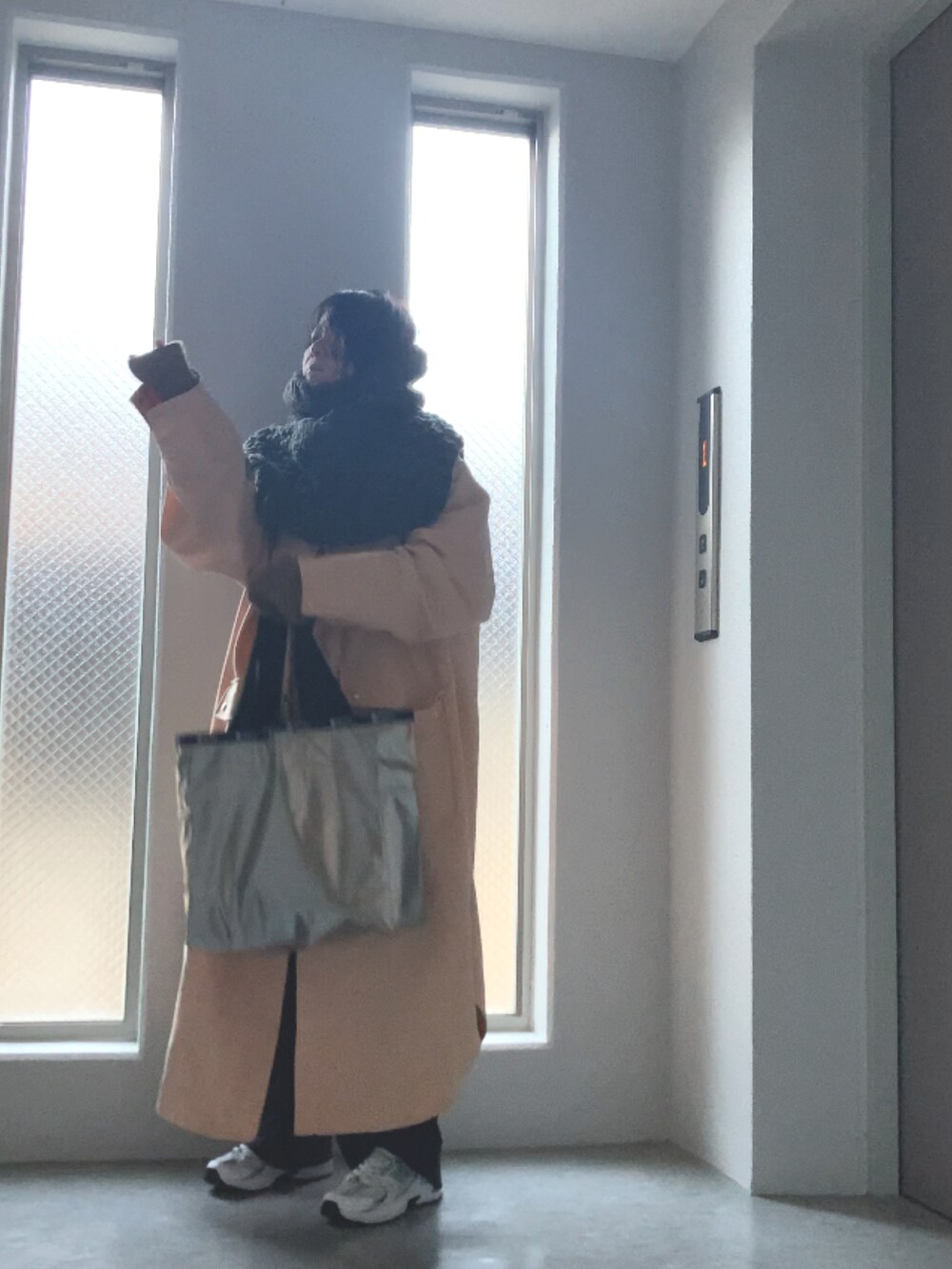 ピンク系のモッズコート、ホワイト系のスニーカー、ホワイト系のスウェットを着用したレディースの冬コーディネートの2枚目の写真