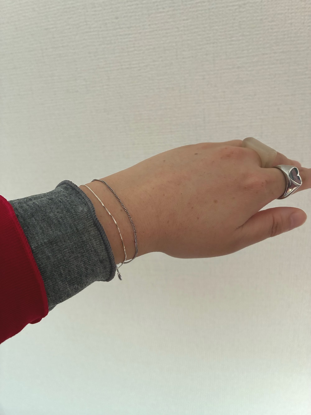 グレー系のその他パンツ、ブラウン系のショルダーバッグ、ベージュ系のスニーカーを着用したレディースの秋コーディネートの2枚目の写真