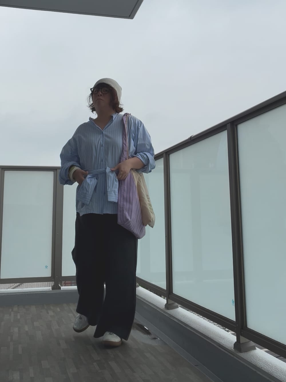 その他のシャツ/ブラウス、グレー系のその他パンツ、ベージュ系のトートバッグを着用したレディースの秋コーディネートの5枚目の写真