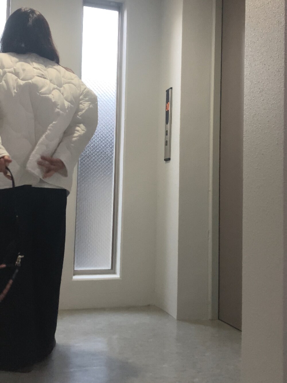 ホワイト系のスニーカー、ブラック系のバッグ、ブラック系のその他パンツを着用したレディースの秋コーディネートの5枚目の写真