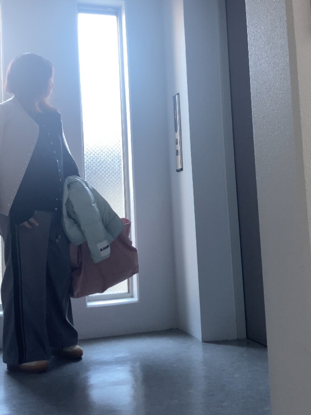 ベージュ系のスニーカー、ブラック系のカーディガン/ボレロ、グレー系のその他パンツを着用したレディースの秋コーディネートの5枚目の写真