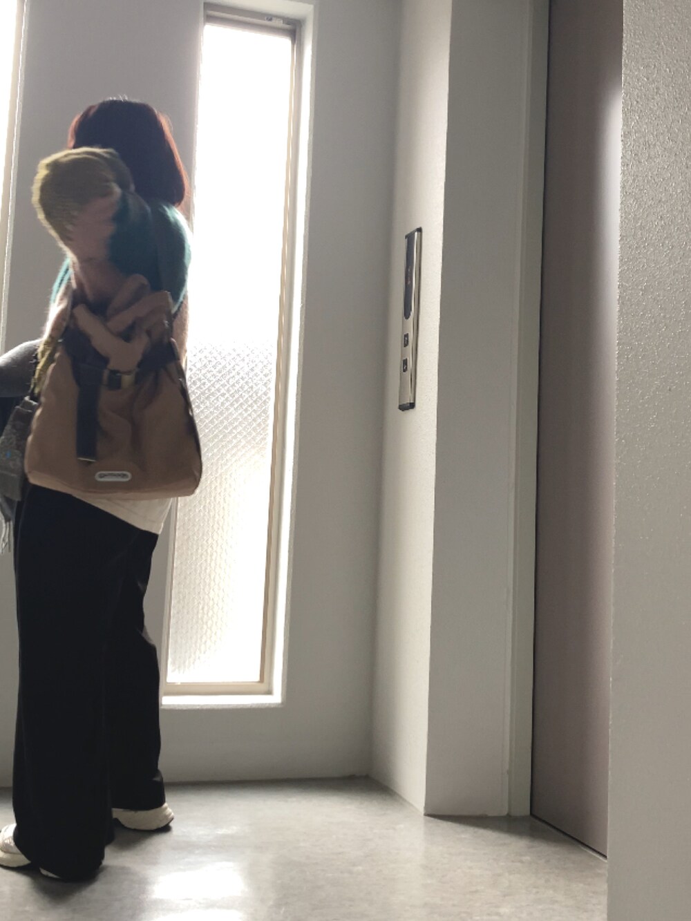 ホワイト系のTシャツ/カットソー、ブラック系のその他パンツ、グリーン系のニット/セーターを着用したレディースの冬コーディネートの3枚目の写真