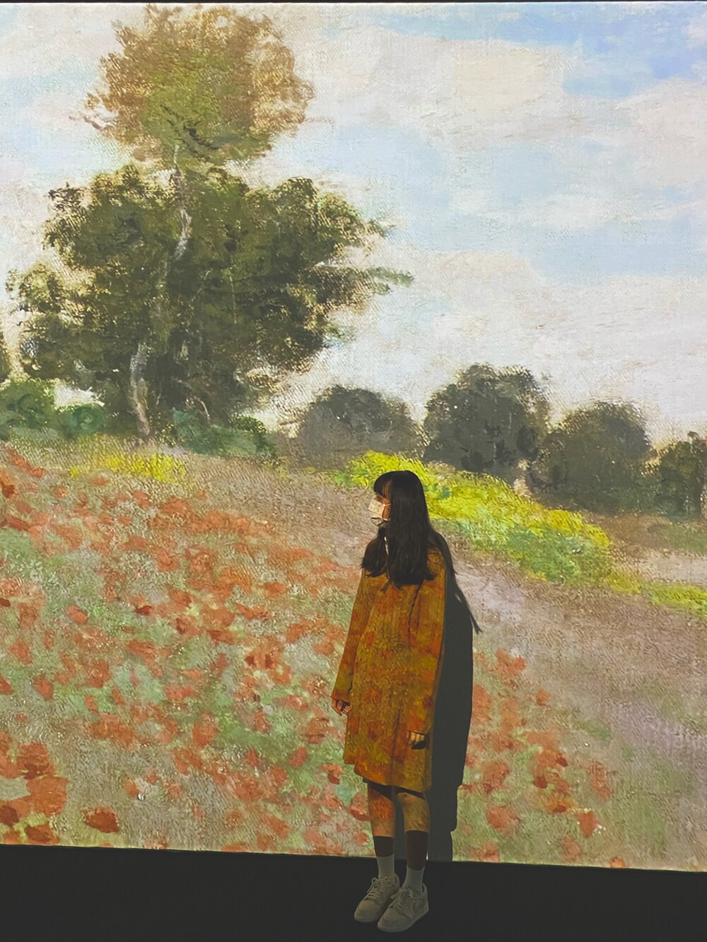 ホワイト系のスニーカー、ブラウン系のワンピース/ドレス、ホワイト系のトップスを着用したレディースの春コーディネートの2枚目の写真