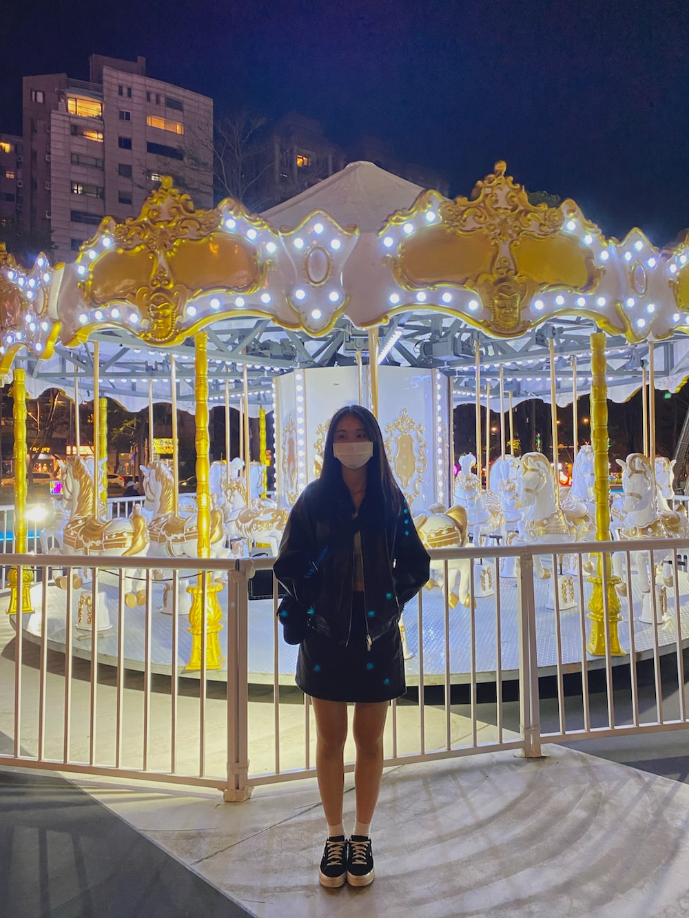 ブラック系のジャケット/アウター、ブラック系のスニーカー、グレー系のタンクトップを着用したレディースの冬コーディネートの2枚目の写真