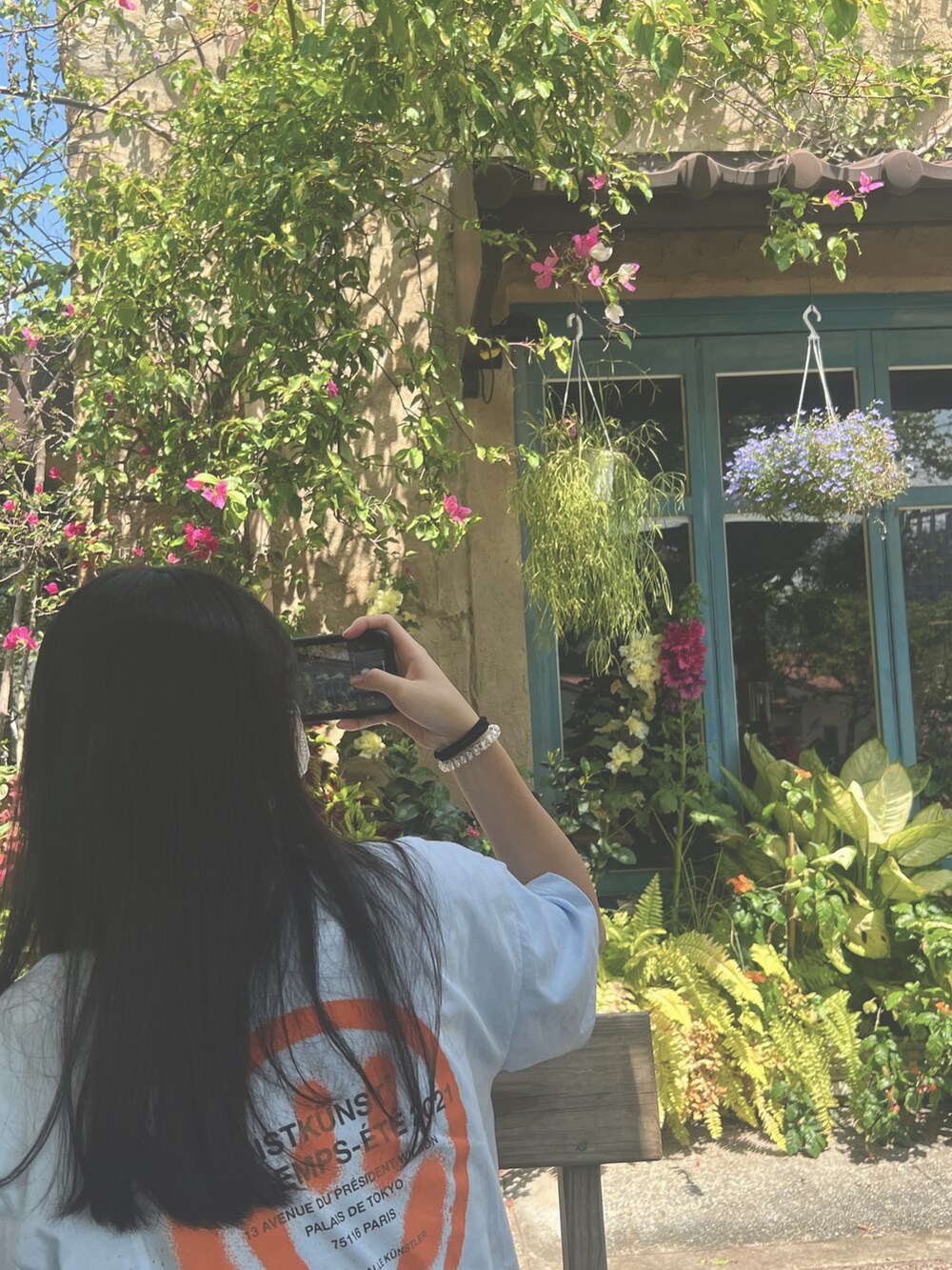 ブルー系のTシャツ/カットソー、グリーン系のスニーカーを着用したレディースの春コーディネートの2枚目の写真