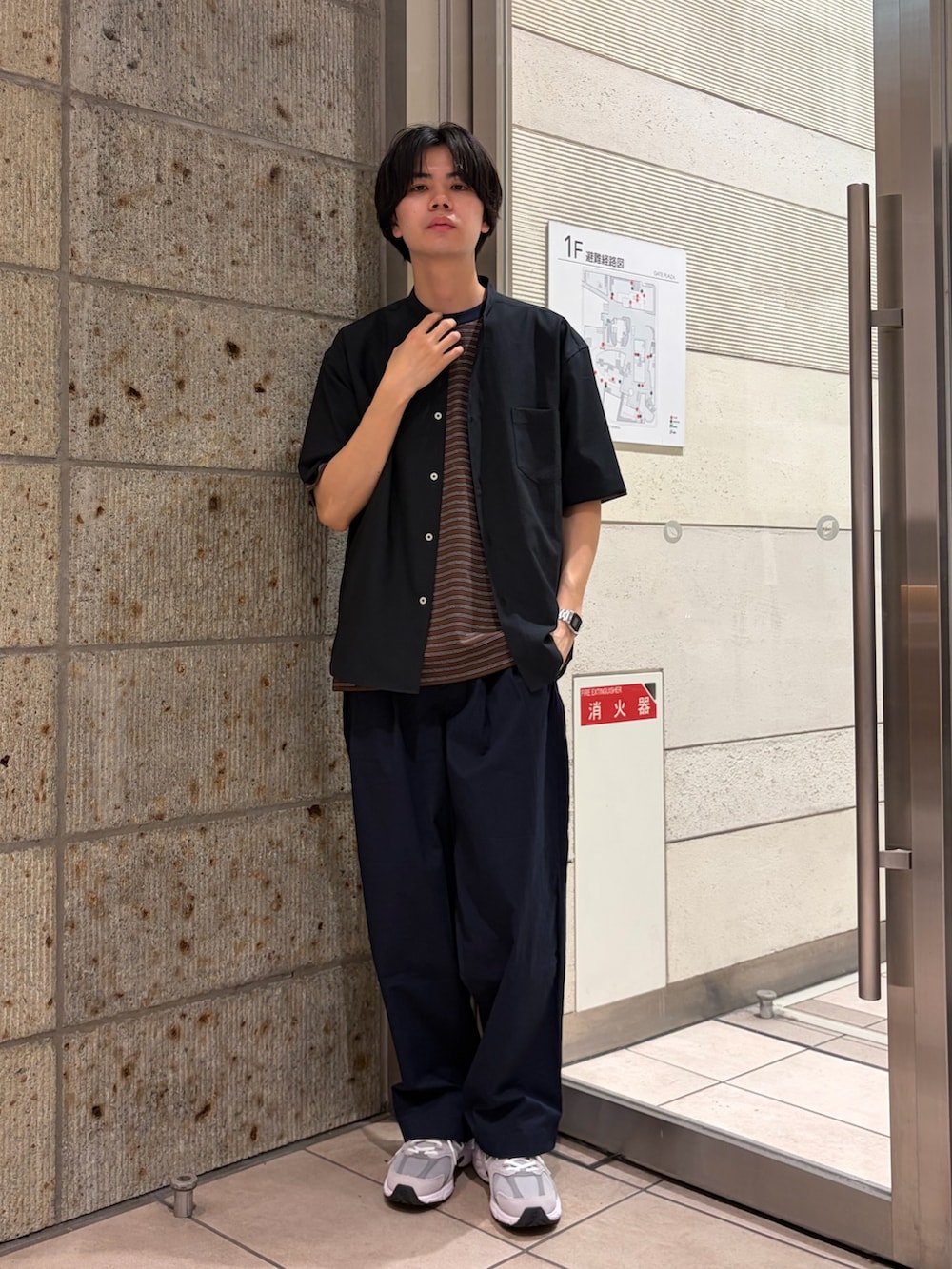 ブルー系のシャツ/ブラウス、ブラウン系のTシャツ/カットソー、ブルー系のその他パンツを着用したメンズの春コーディネートの2枚目の写真