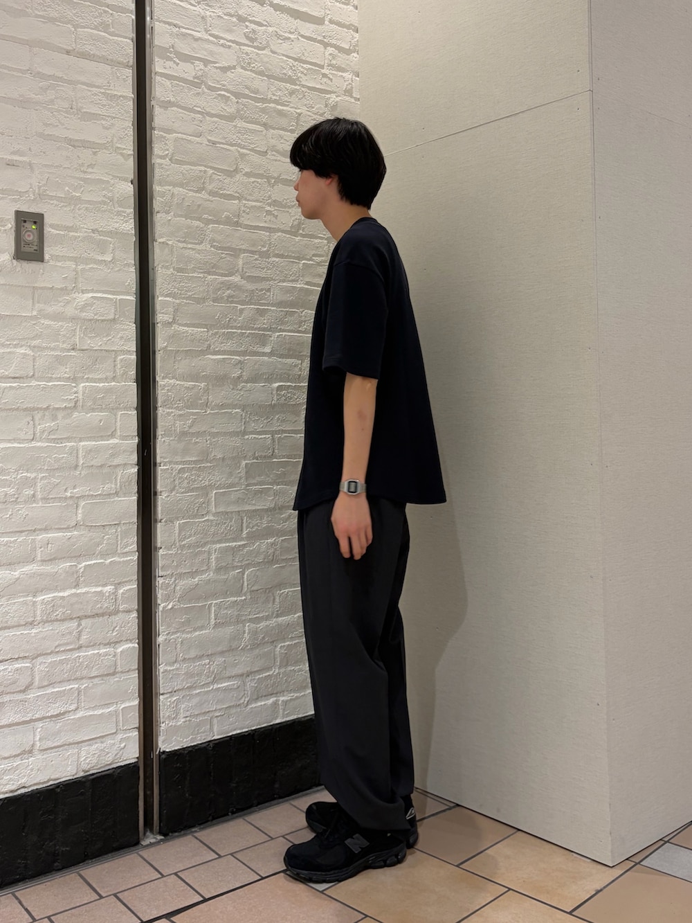 ブルー系のTシャツ/カットソー、グレー系のその他パンツ、ブラック系のスニーカーを着用したメンズの春コーディネートの3枚目の写真