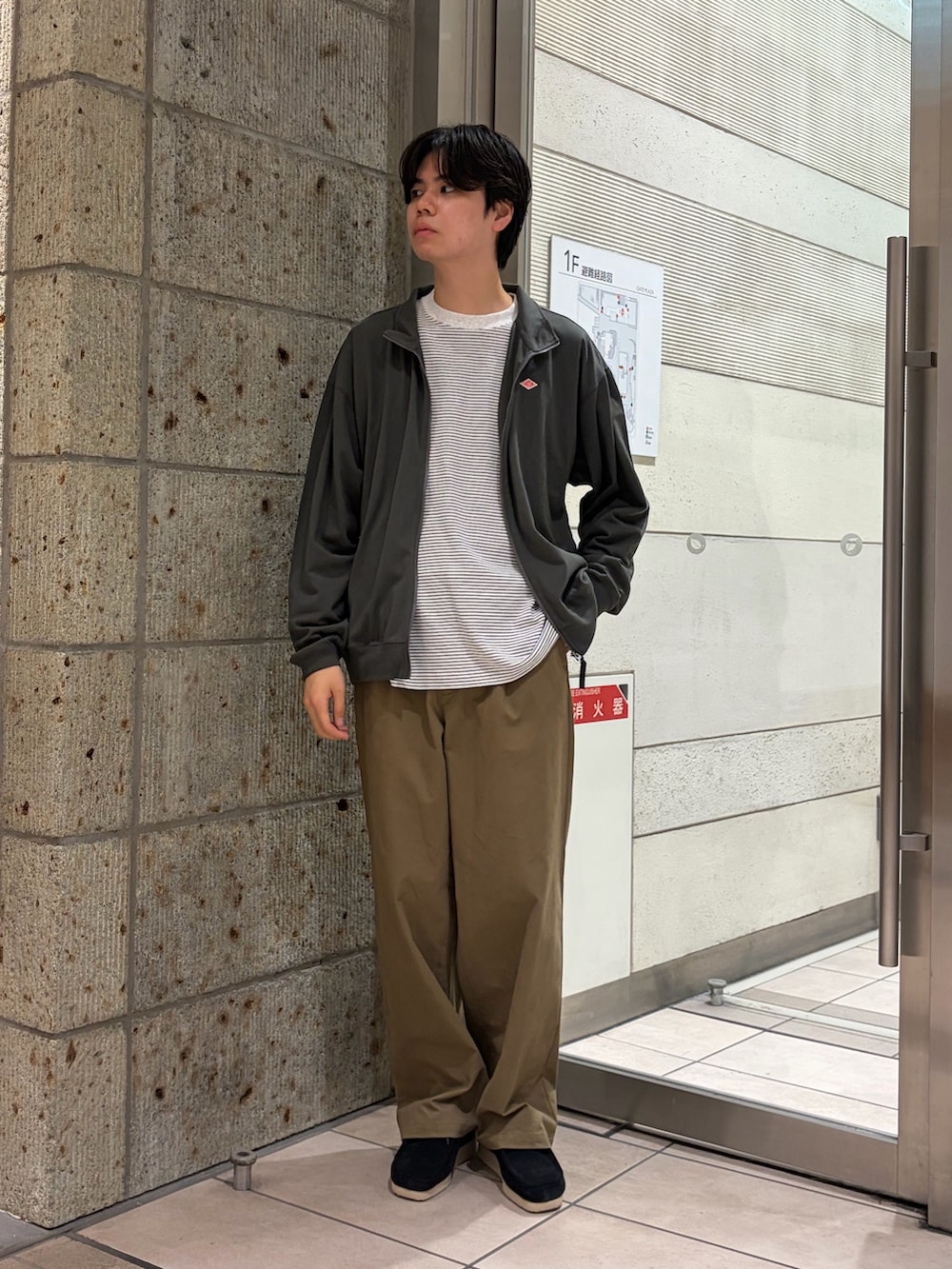 グレー系のテーラードジャケット、ホワイト系のTシャツ/カットソー、ベージュ系のその他パンツを着用したメンズの秋コーディネートの2枚目の写真