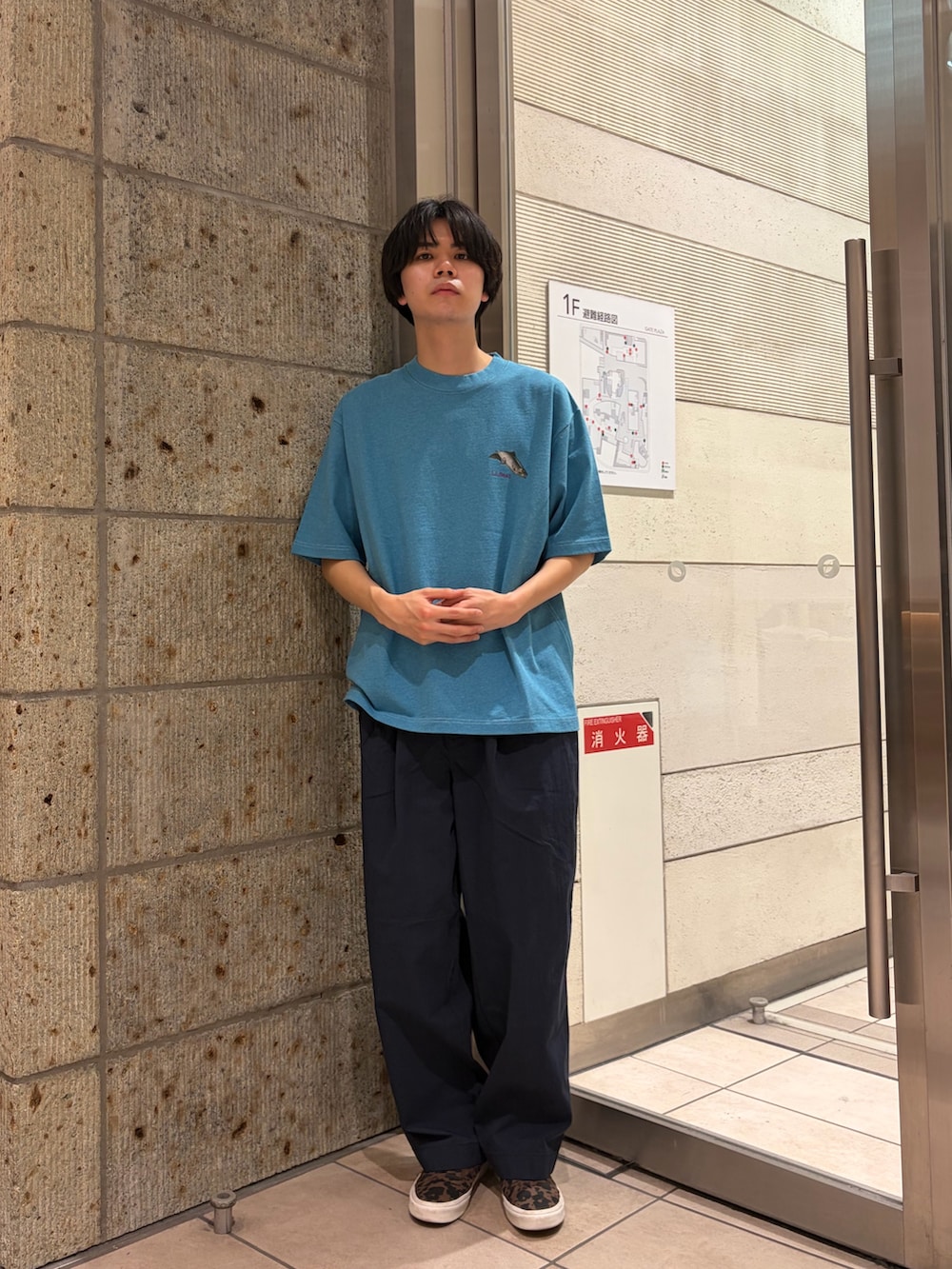 グリーン系のTシャツ/カットソー、ブルー系のその他パンツ、ブラウン系のスニーカーを着用したメンズの春コーディネートの2枚目の写真