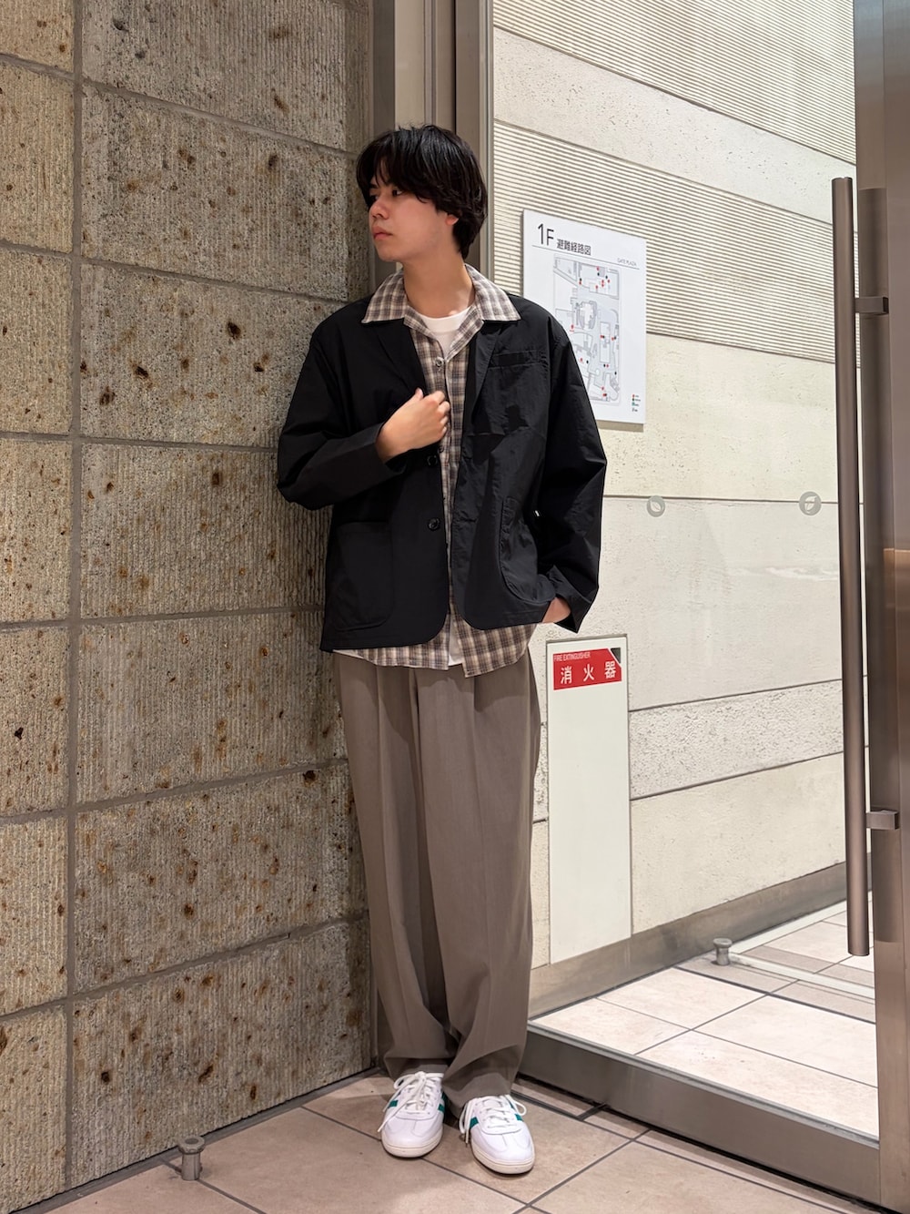 ベージュ系のシャツ/ブラウス、ベージュ系のその他パンツ、ブラック系のその他アウターを着用したメンズの春コーディネートの3枚目の写真