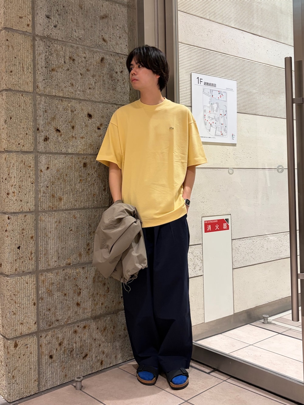 ブルー系のその他パンツ、イエロー系のTシャツ/カットソー、グリーン系のノーカラージャケットを着用したメンズの春コーディネートの7枚目の写真