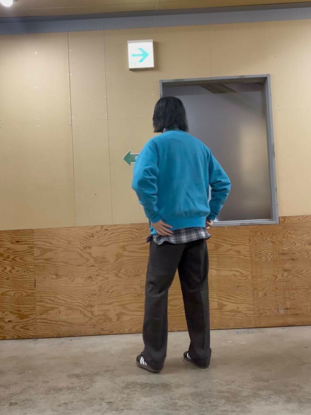 ブラック系のスニーカー、ブルー系のスウェット、ブルー系のシャツ/ブラウスを着用したメンズの秋コーディネートの3枚目の写真