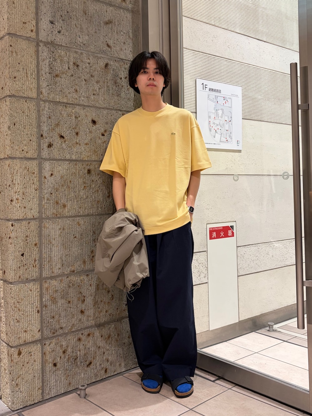 ブルー系のその他パンツ、イエロー系のTシャツ/カットソー、グリーン系のノーカラージャケットを着用したメンズの春コーディネートの6枚目の写真