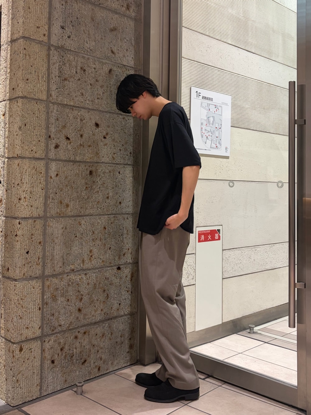 ベージュ系のその他パンツ、ブラック系のドレスシューズ、ブラック系のTシャツ/カットソーを着用したメンズの春コーディネートの4枚目の写真